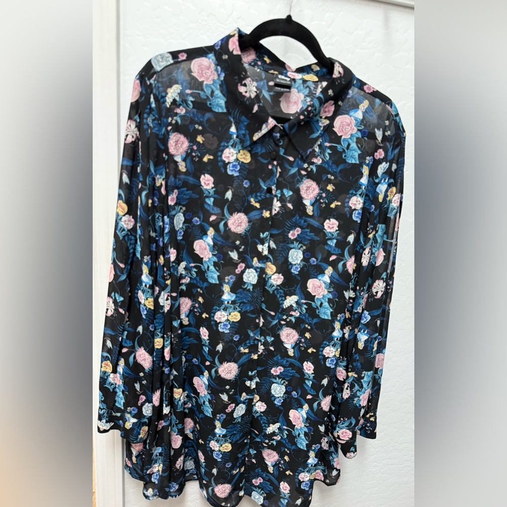 Disney Her Universe Alice in Wonderland Black Floral Blouse. EUC